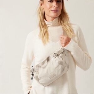 Athleta excursion waistbag